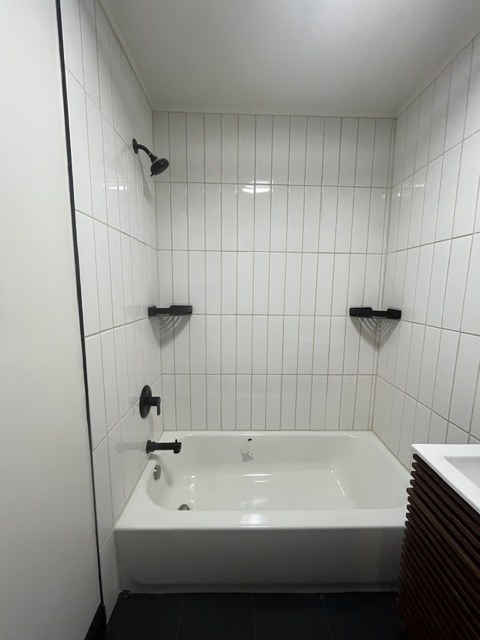 Tiled tub surround with black fittings