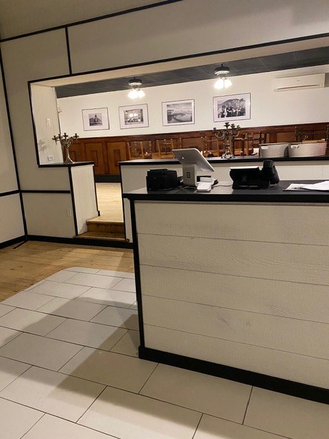 Reception counter in white with a wood top